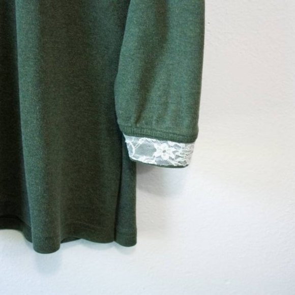 green top with floral print collar - Picture 2 of 6